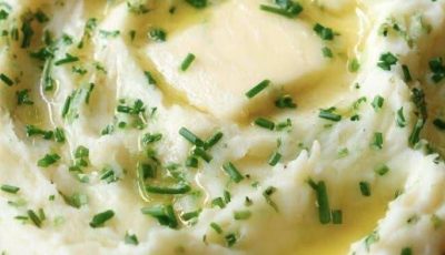 Creamy Mashed Potatoes with Chives and Butter